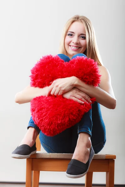 Kvinna med hjärtformade kudde — Stockfoto