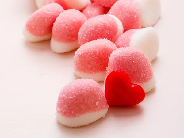 Розовые желе или зефир с сахаром на столе — стоковое фото
