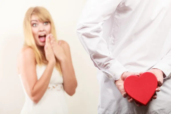 Hombre con corazón en forma de caja de regalo para mujer . — Foto de Stock