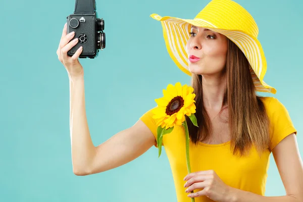 Verano mujer sostiene girasol vieja cámara — Foto de Stock