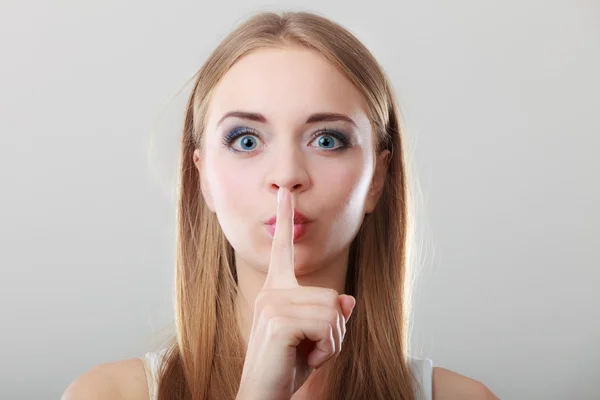 Mujer pidiendo silencio dedo en los labios —  Fotos de Stock