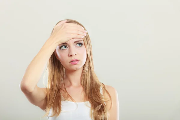 Frau leidet unter Kopfschmerzen — Stockfoto