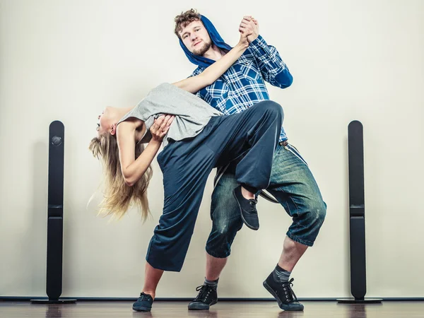 Par ung man och kvinna dansar hip-hop — Stockfoto