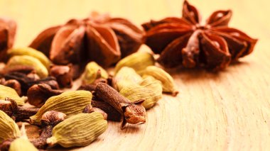 Kakule anason yıldız ve karanfil baharat