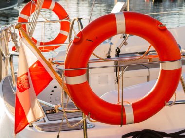 Lifebuoy yelkenli ve Lehçe Teğmen üzerinde
