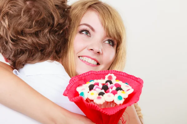 Paar mit Süßigkeiten Strauß Blumen umarmen. Liebe. — Stockfoto