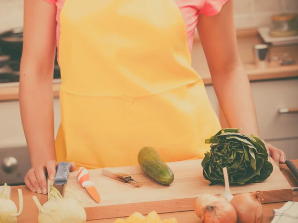 Mulher preparando legumes frescos salada de alimentos — Fotografia de Stock