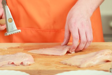 Ahşap tahta üzerinde tavuk eti yenerek adam