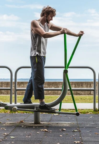 Aktiver Mann trainiert auf Crosstrainer. — Stockfoto