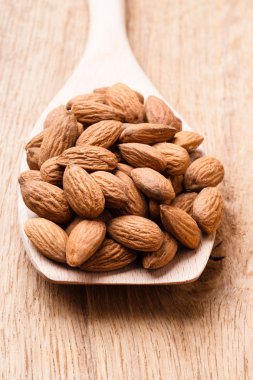 Tahta kaşıkta badem.
