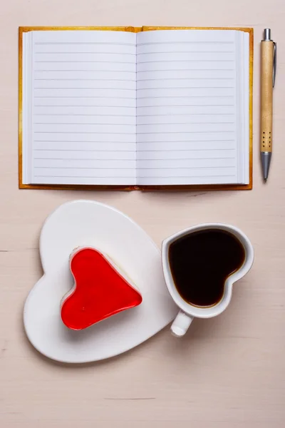 Gâteau tasse de café en forme de coeur et carnet — Photo