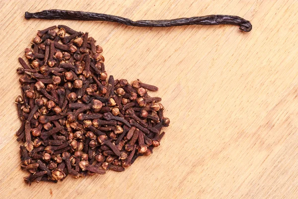 Heart form made from spice cloves — Stock Photo, Image