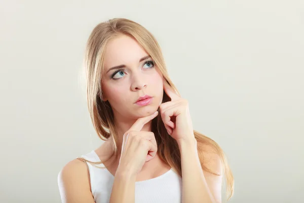 Tankeväckande tänkande kvinna ansikte. — Stockfoto