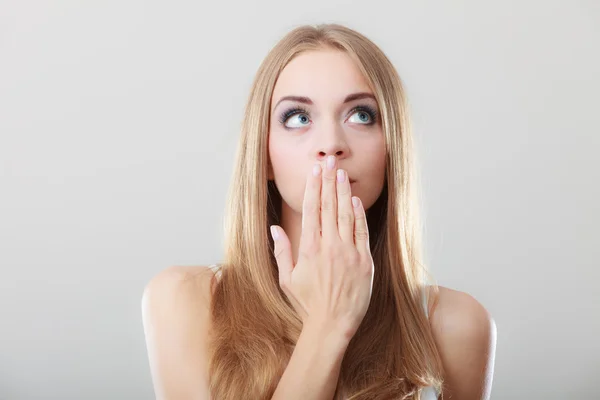 Verblüffte Frau bedeckt ihren Mund mit der Hand — Stockfoto