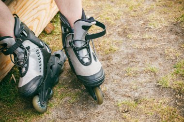 Adam tekerlekli paten üzerinde koyarak