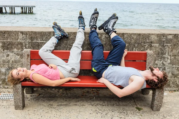 Jóvenes amigos relajándose en el banco . — Foto de Stock