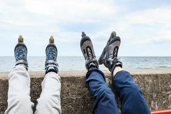 Primer plano de personas amigas con patines . — Foto de Stock