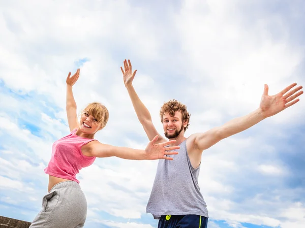 Aktive junge Leute Freunde Rollschuhlaufen im Freien. — Stockfoto