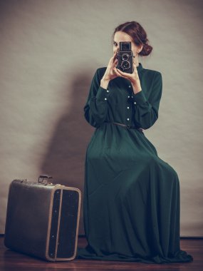 Kadın ile eski bavul ve fotoğraf makinesi