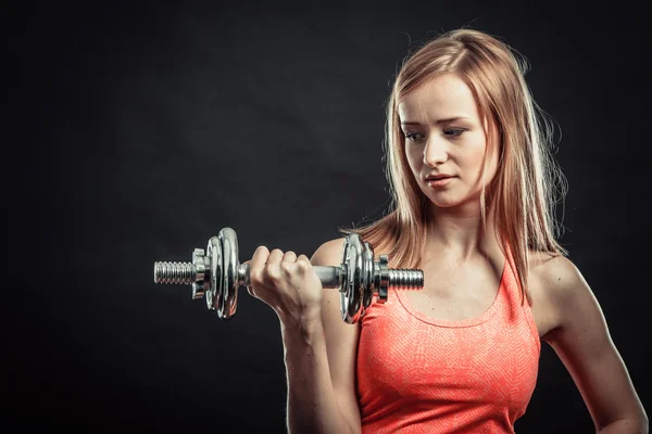 Fitness sporty girl lifting weights — Stock Photo, Image