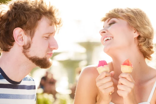 Young couple eating ice cream outdoor — Stock Photo, Image