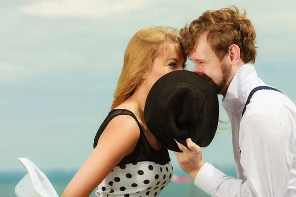 Amante casal estilo retro beijos na data ao ar livre — Fotografia de Stock
