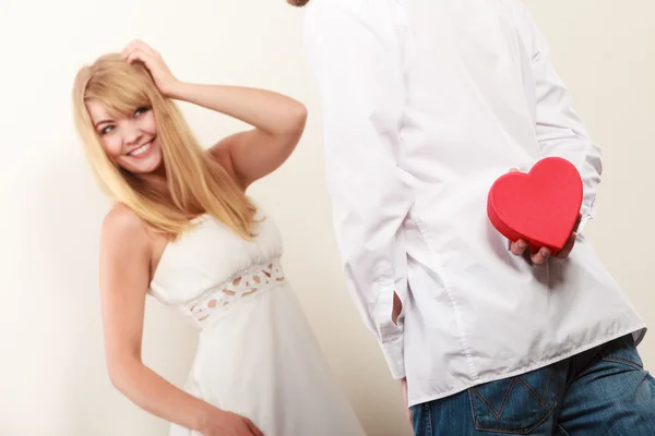 Hombre sosteniendo caja de regalo para mujer — Foto de Stock