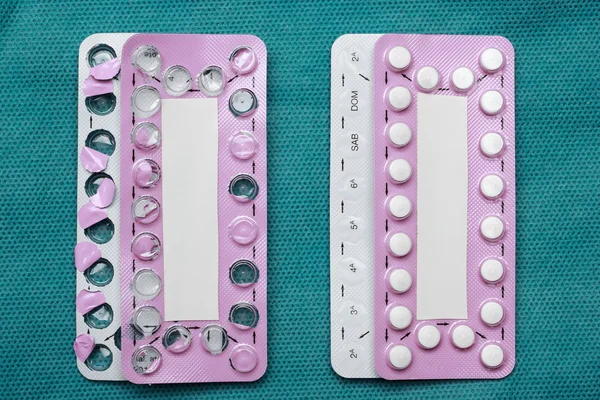 Оральные противозачаточные таблетки новые и пустые волдыри — стоковое фото