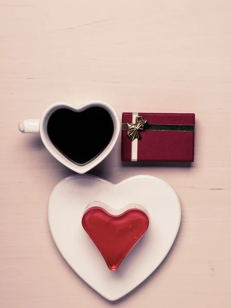 Corazón en forma de taza de café pastel y caja de regalo —  Fotos de Stock