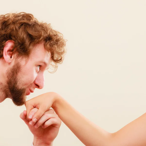 Hombre educado besando mano de mujer. Amor de pareja . — Foto de Stock