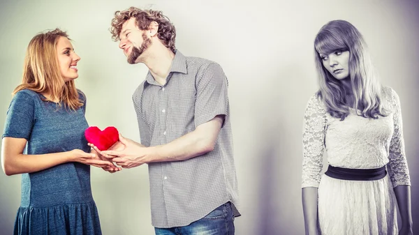 Mujer abandonada con pareja enamorada — Foto de Stock