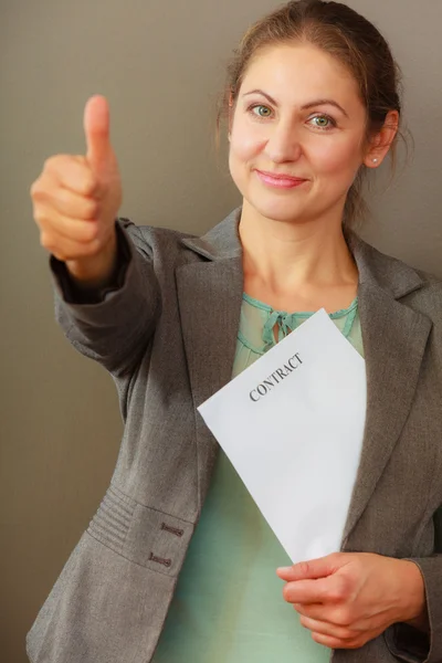 Mulher de negócios segurando contrato — Fotografia de Stock