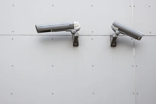 Biztonsági kamera a szürke falon. — Stock Fotó