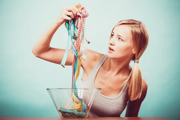 Dieta. Menina com fitas de medição coloridas na tigela — Fotografia de Stock