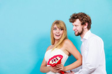 Şeker demet çiçek ile bir çift gördüm. Aşk.