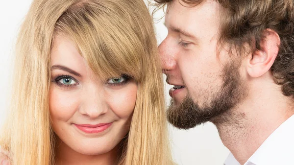Muž šeptá do ucha žena sdílení tajemství. — Stock fotografie