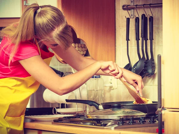 Frau braten paniertes Schweineschnitzel auf Pfanne. — Stockfoto