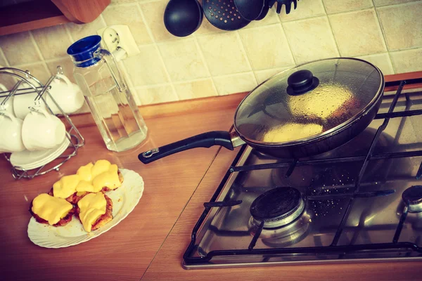 Hähnchenschnitzel mit Ananas und Käse braten. — Stockfoto