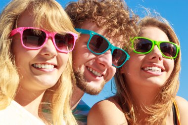 Grup arkadaşlar eğlenmeye açık