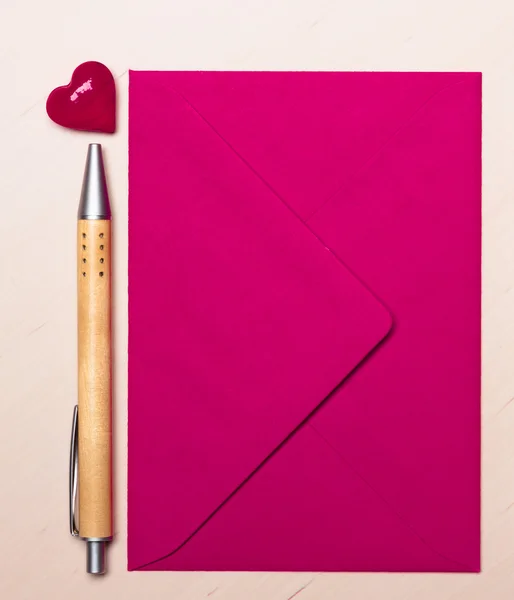 Enveloppe rose et stylo — Photo
