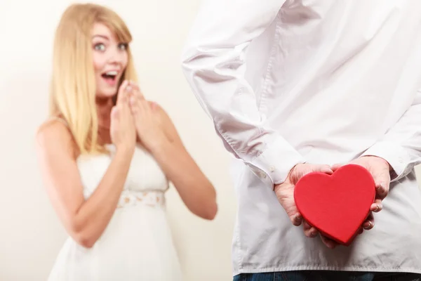 Hombre con corazón en forma de caja de regalo — Foto de Stock