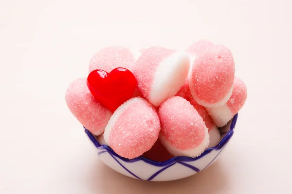 Roze gelei of marshmallows in kom — Stockfoto