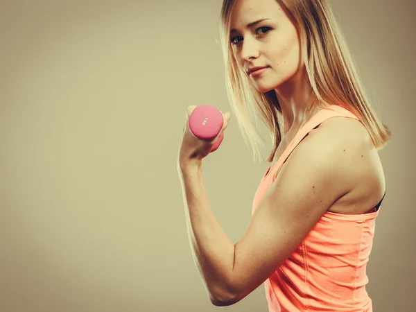 Fitness kvinna tränar med hantlar. — Stockfoto