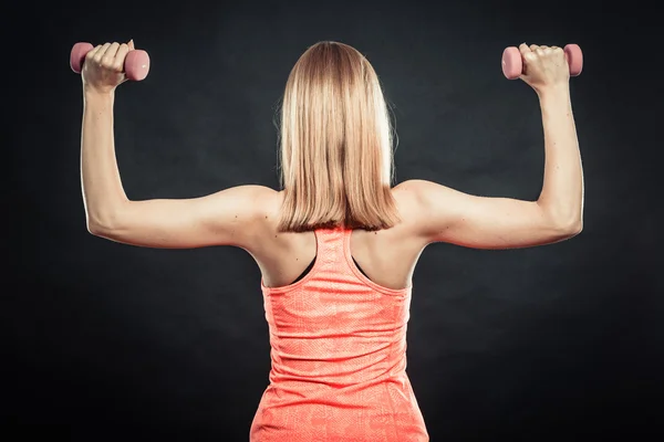 Fitness sportig tjej lyfta vikter bakifrån — Stockfoto