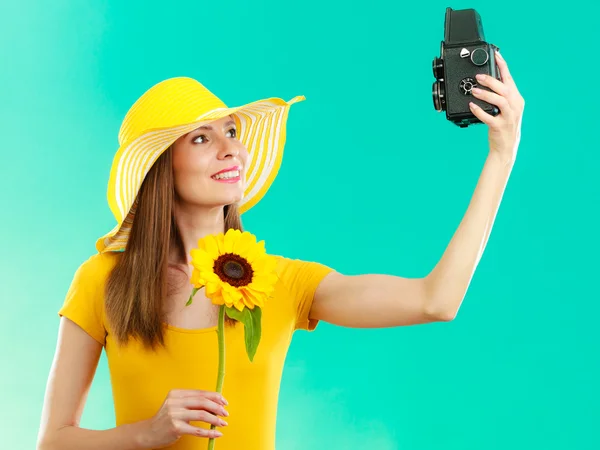 Summer woman holds sunflower old camera — Stock Photo, Image