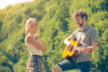 Genç çift kamp oyun gitar açık