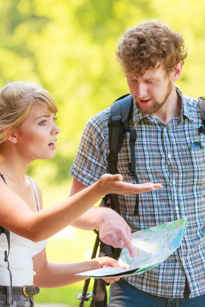 Senderismo mochilero pareja lectura mapa en viaje . — Foto de Stock