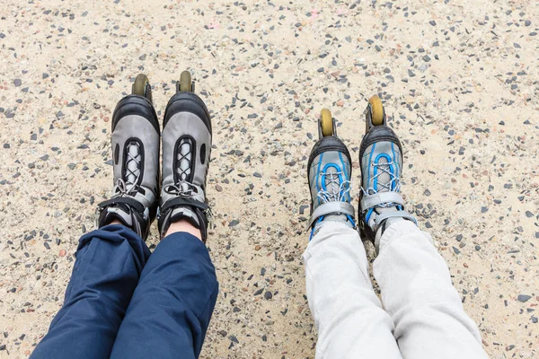 Nahaufnahme von befreundeten Menschen mit Rollschuhen. — Stockfoto