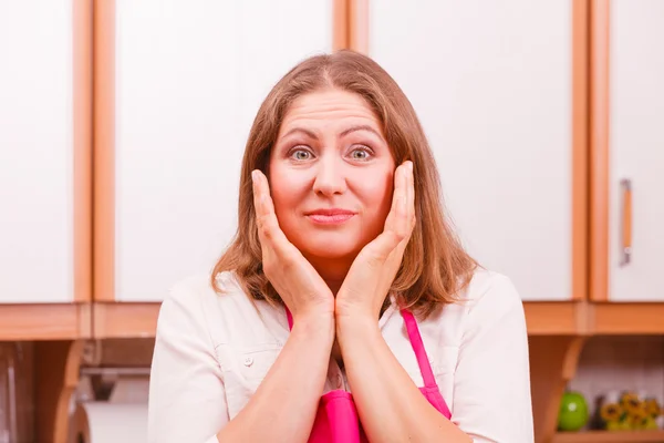 Ongelukkig huisvrouw in keuken — Stockfoto