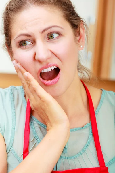 Mulher que sofre de dor de dente dor de dente . — Fotografia de Stock
